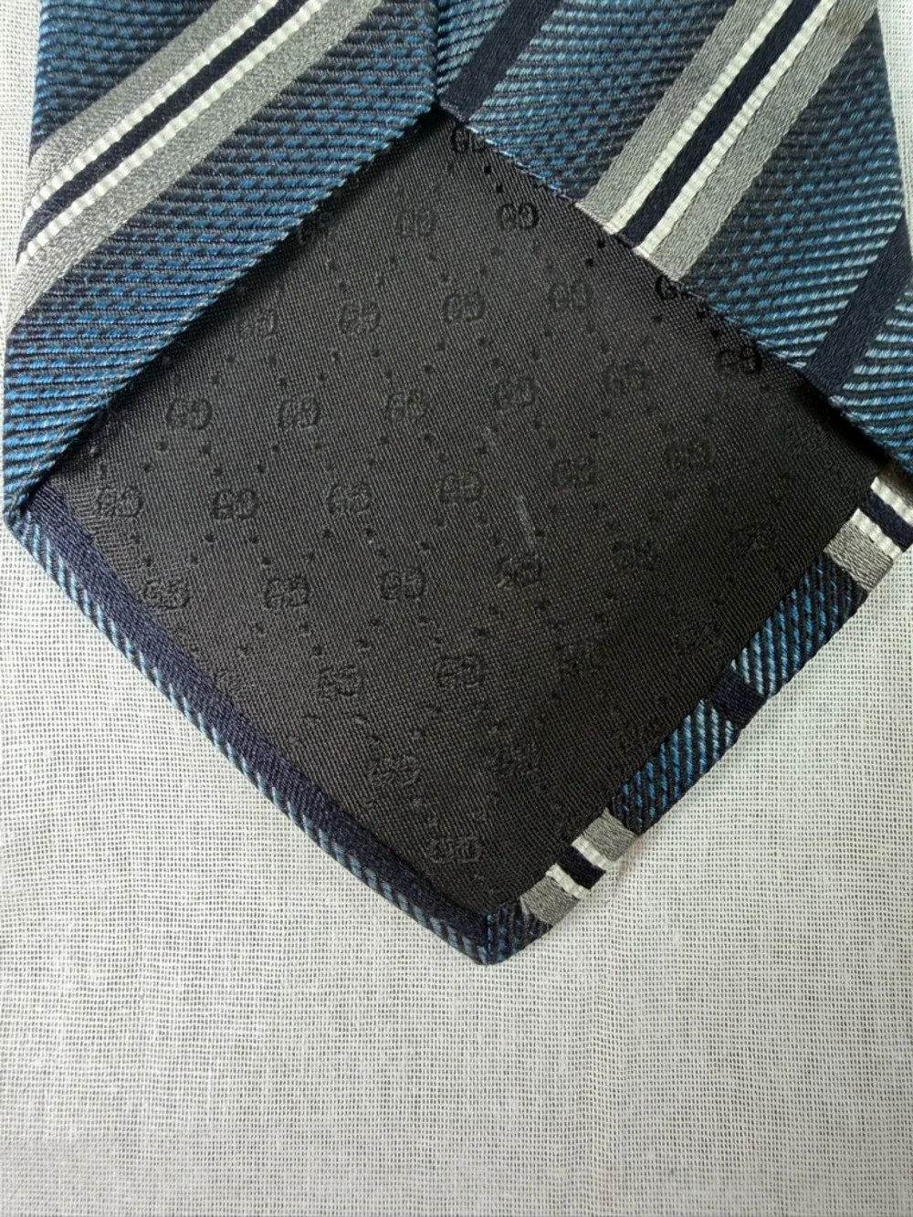 Gucci Teal and Silver Diagonal Stripe Silk Tie - Picture 3 of 5